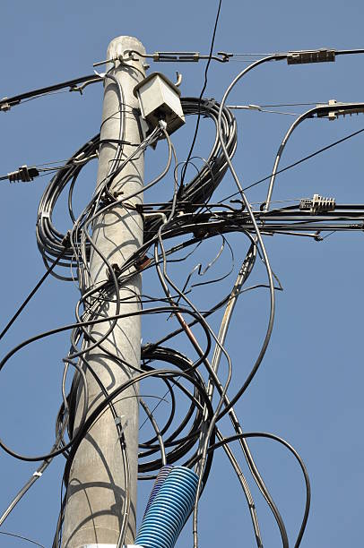 electric polos con l�íneas de cables - phoneline fotografías e imágenes de stock