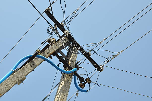 electric polos con líneas de cables - phoneline fotografías e imágenes de stock