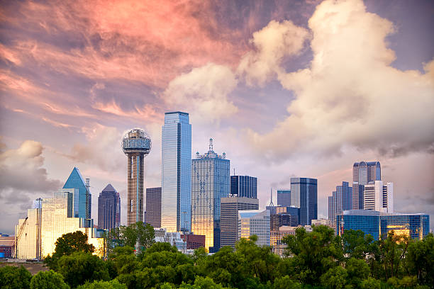 dallas en puesta de sol - panoramas fotografías e imágenes de stock