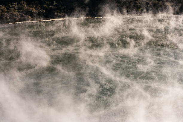 vapours 火山湖の上で waimangu - vapours ストックフォトと画像