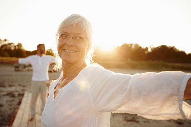 cada día es un día de yoga - mature adult couple caucasian outdoors fotografías e imágenes de stock