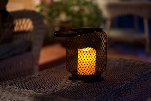 rougeoyer lanterne lampe de table en osier - bougie led photos et images de collection