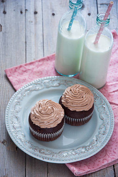 chocolate cupcakes mit schokolade zuckerguss - cupcake chocolate icing candy stock-fotos und bilder