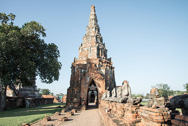 ват чай watthanaram храм в аюттхая в таиланде - wat chaiwattanaram стоковые фото и изображения