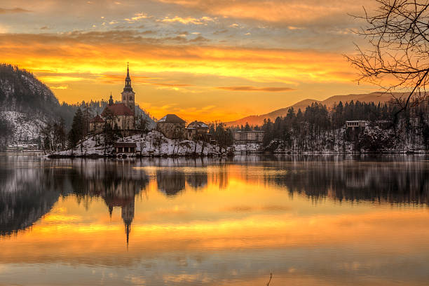 bled con lago en invierno, eslovenia, europa - castle slovenia winter snow fotografías e imágenes de stock