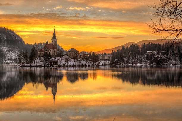 bled avec vue sur le lac en hiver, la slovénie, europe - castle slovenia winter snow photos et images de collection