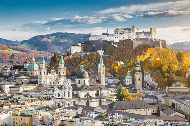 a histórica cidade de salzburgo em no outono, áustria - european alps season autumn plant - fotografias e filmes do acervo