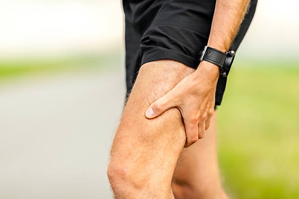 物理的傷害ランナーの痛み、筋肉の痛み - pain physical injury human leg human muscle ストックフォトと画像