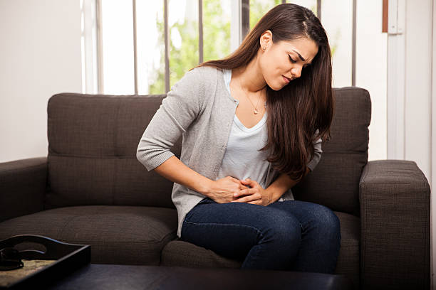 mulher com colics - colic imagens e fotografias de stock