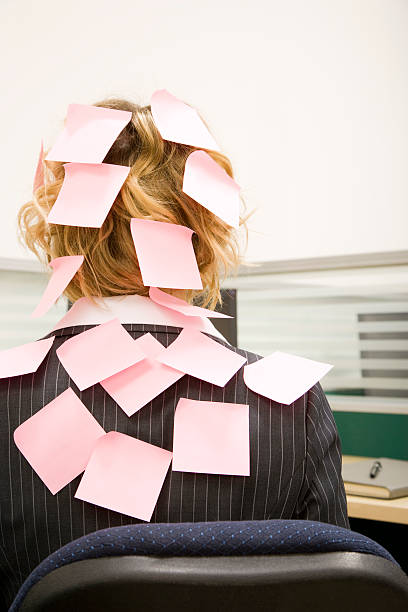 kobieta w biurze pokryte różowy karteczkach samoprzylepnych - trapped stuck women cubicle zdjęcia i obrazy z banku zdjęć