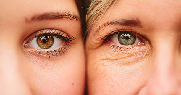 foto de madre e hija juntas caras - aging process women human face daughter fotografías e imágenes de stock