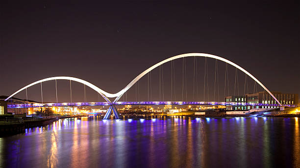 noite vista do infinito bridge, stockton-on-tees, inglaterra - bridge stockton on tees tees river contemporary imagens e fotografias de stock