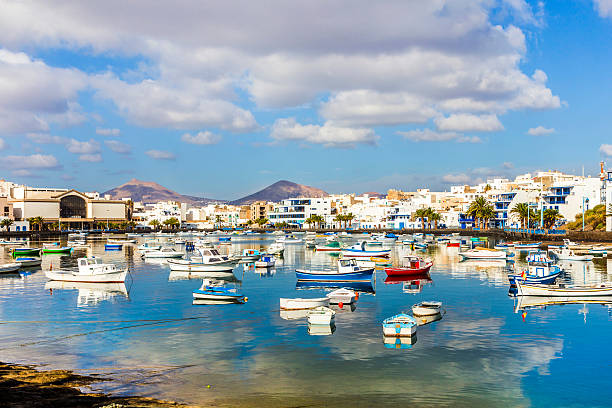 arrecife en isla de lanzarote charco de san gines embarcaciones y promenade - isla de lanzarote fotografías e imágenes de stock