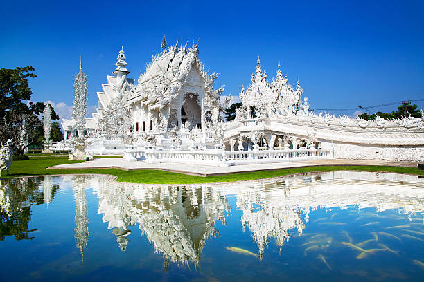 wat rong khun o blanco temple, emblema, chiang rai, tailandia. - art thailand thai culture temple fotografías e imágenes de stock