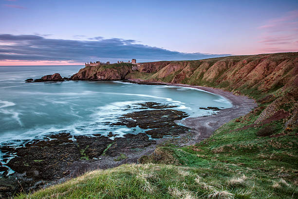 dunnotar zamek - bamburgh beach zdjęcia i obrazy z banku zdjęć