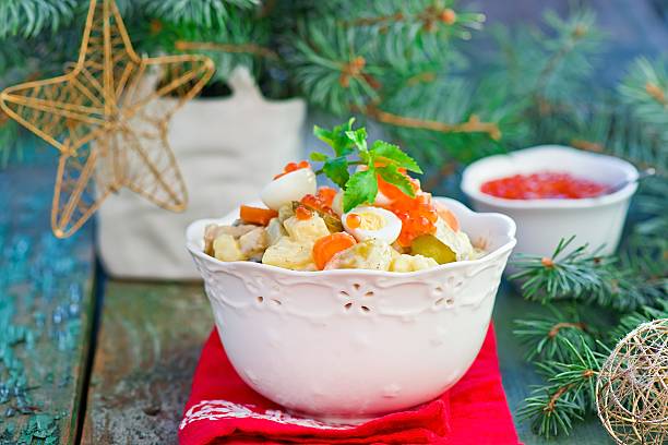 salade olivier, salada russa, tradicional russo salada de ano novo - salade olivier - fotografias e filmes do acervo