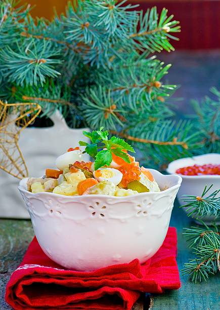 salade olivier 、オリヴィエサラダ、伝統的なロシア新年のサラダ - salade olivier ストックフォトと画像