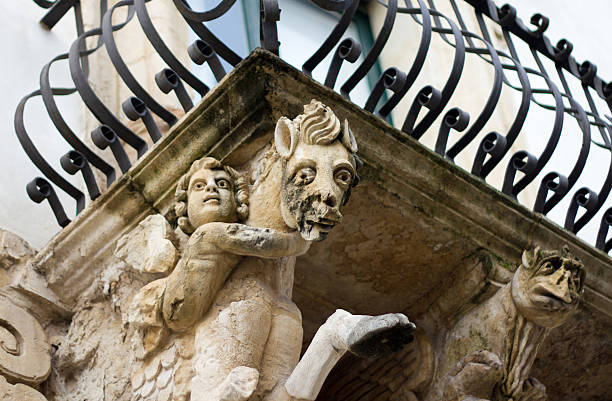ornate tallada barroco balcón en scicli, sicilia - scicli fotografías e imágenes de stock