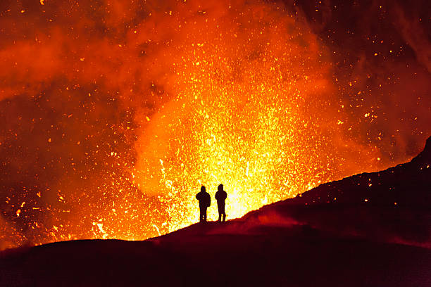 magic pożaru. kamczatka - erupting zdjęcia i obrazy z banku zdjęć