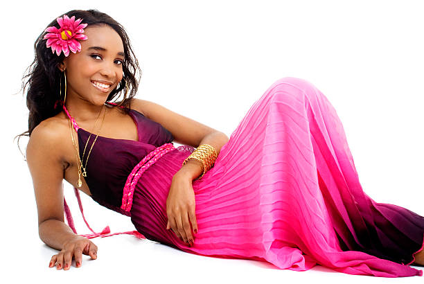hermosa joven africana mujer disfrazado de rosado y violeta - south africa africa african music african descent fotografías e imágenes de stock
