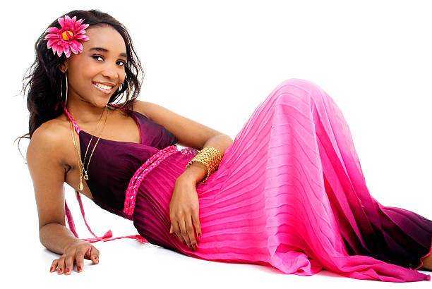 bellissima giovane donna africana vestita in rosa e viola - south africa africa african music african descent foto e immagini stock