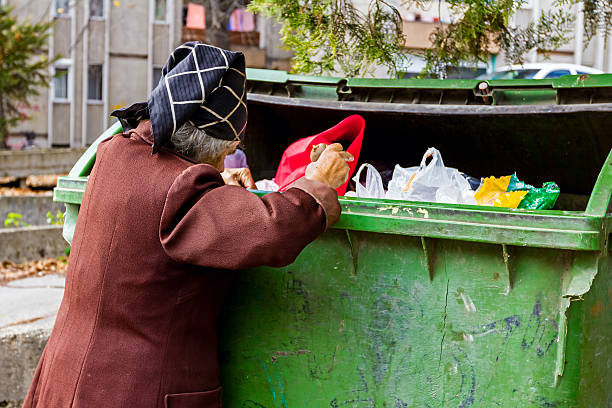 femme dans la pauvreté. - scavenging photos et images de collection