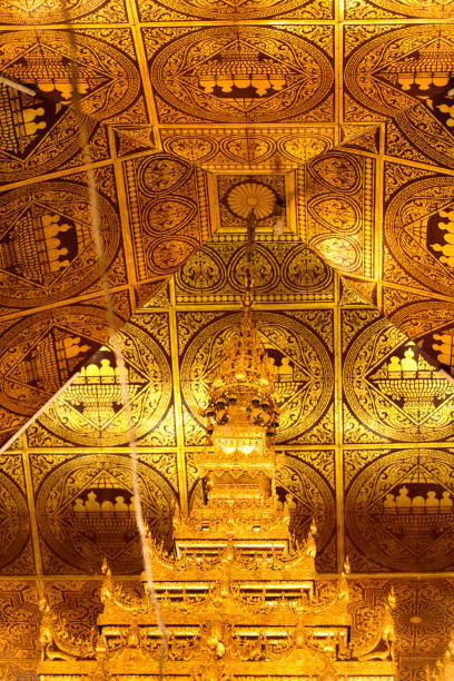 미얀마에 천장용 예술직 at 명예의 hpaung daw 대학이에요 탑. - dome inside of buddhism zen like 뉴스 사진 이미지