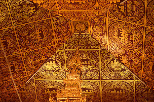 미얀마에 천장용 예술직 at 명예의 hpaung daw 대학이에요 탑. - dome inside of buddhism zen like 뉴스 사진 이미지