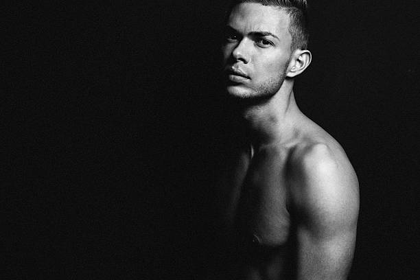 homem muscular - sensuality men shirtless studio shot imagens e fotografias de stock