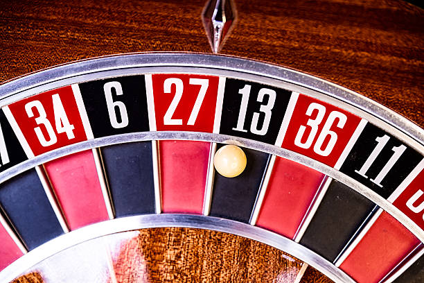 lucky 13 - roulette roulette wheel gambling roulette table - fotografias e filmes do acervo