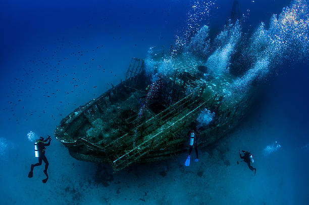 바닷속이 난파 - deep sea diving 뉴스 사진 이미지