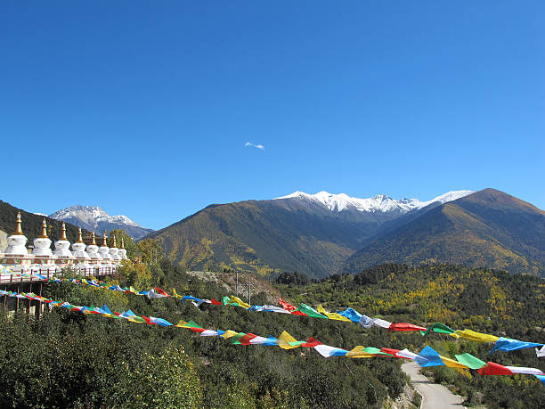 baimang lub baima (biały koń) śniegu góry, w okręgu shangri-la, yunnan, chiny - yunnan province tibetan culture tibet asian culture zdjęcia i obrazy z banku zdjęć