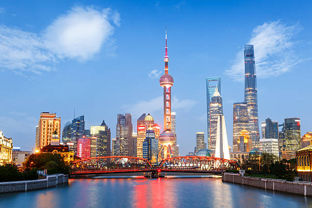 wunderschöne moderne stadt bei nacht in shanghai, china - shanghai stock-fotos und bilder