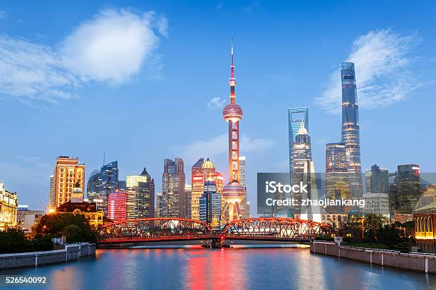 Hermosa Moderna De La Ciudad Por La Noche En Shanghai China Foto de stock y más banco de imágenes de China