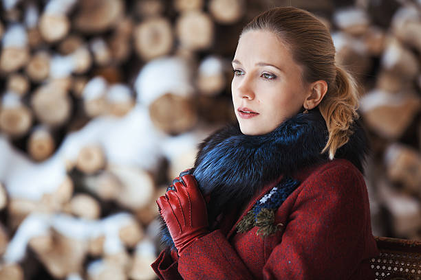 inverno ritratto di biondo donna su sfondo di legna da ardere - snow heat adult blond hair foto e immagini stock