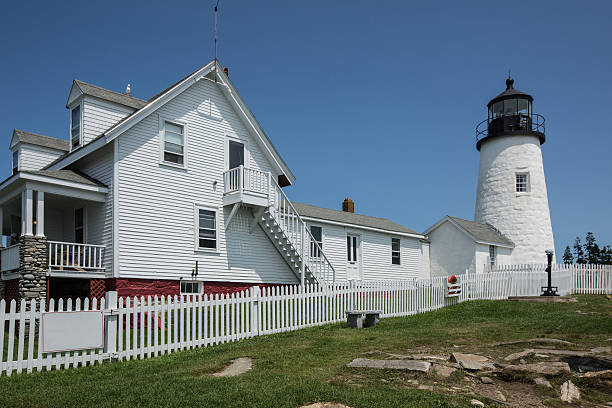 farol de pemaquid maine, eua - new england pemaquid peninsula blue skies lighthouse - fotografias e filmes do acervo