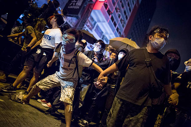 hong kong demokratie demonstration - bereitschaftspolizist stock-fotos und bilder