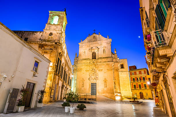 martina franca, puglia, włochy - architecture blue colonnade column zdjęcia i obrazy z banku zdjęć