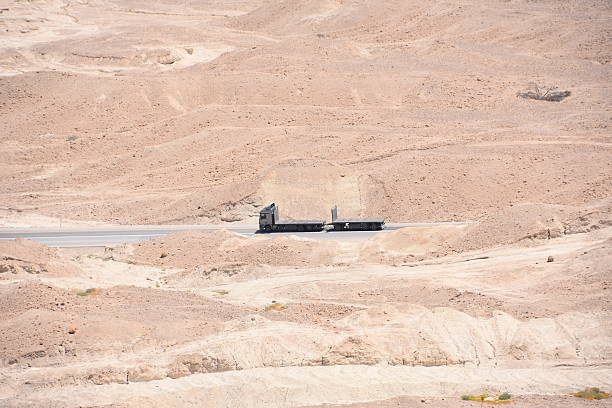 sattelschlepper auf einsamen autobahn - truck space desert utah stock-fotos und bilder