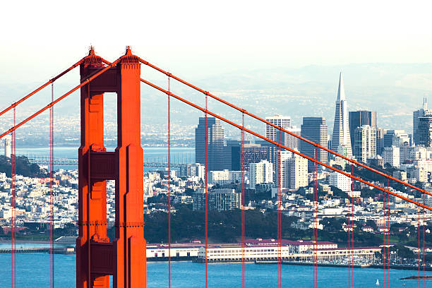 san francisco con il golden gate bridge - golden gate bridge san francisco county bridge skyline foto e immagini stock