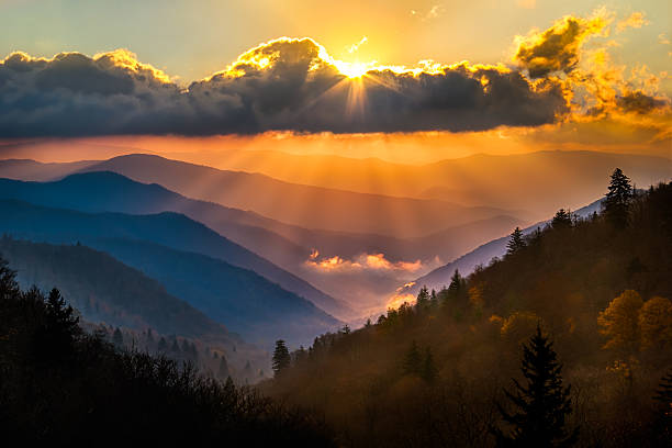 oconaluftee vista al amanecer - parque nacional de las grandes montañas humeantes fotografías e imágenes de stock