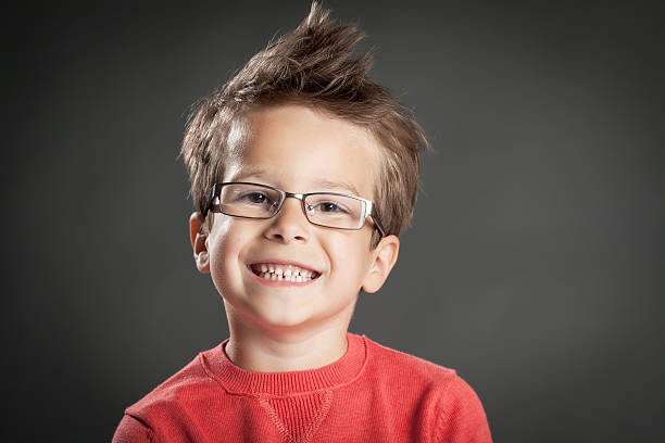 menino de cinco anos de idade - glasses child cute offspring imagens e fotografias de stock