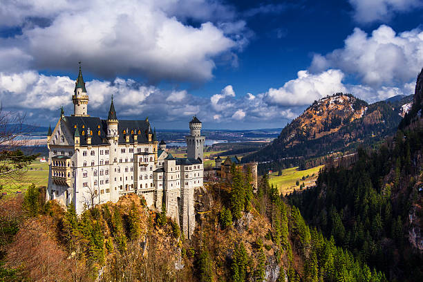 замок нойшванштайн в зимний пейзаж, фюссен, германия - neuschwanstein allgau europe germany стоковые фото и изображения