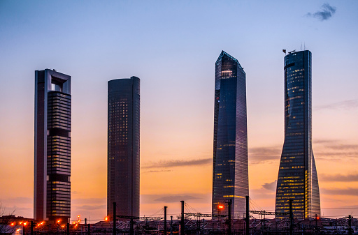 cuatro torres de negocios financiera madrid dritrict rascacielos horizontal crepúsculo photo