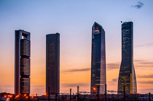 avenida cuatro torres biznesowej dzielnicy finansowej w zmierzchu chmur poziome dritrict madrid - paseo de la castellana zdjęcia i obrazy z banku zdjęć