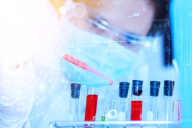 фляга научный сотрудник рука с тестовые пробирки для анализа. - instrument of measurement fuel and power generation chemist chemistry стоковые фото и изображения