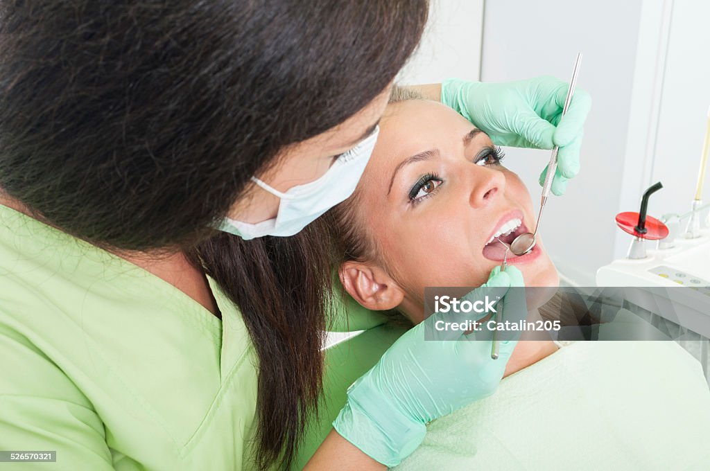 Zahnarzt Frau, die mit einem perfekten Lächeln weibliche Patienten - Lizenzfrei Arbeiten Stock-Foto