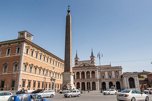 ägyptische obelisk an der piazza san giovanni - giovanni boccaccio stock-fotos und bilder