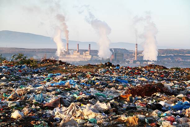 smokestacks com poluição - toxic substance fumes environment carbon dioxide imagens e fotografias de stock