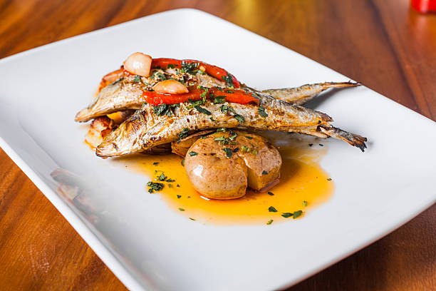 sardine piatto alla griglia con pepe rosso e patate - lisbon portugal foto e immagini stock